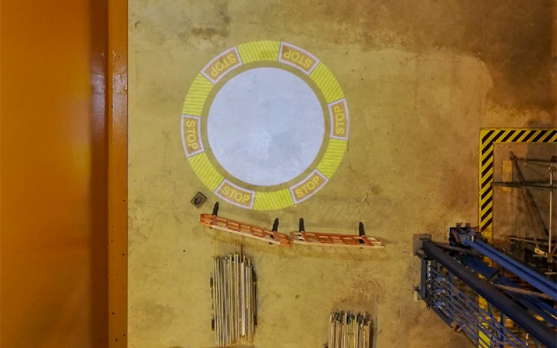 virtual safety sign projector for cranes